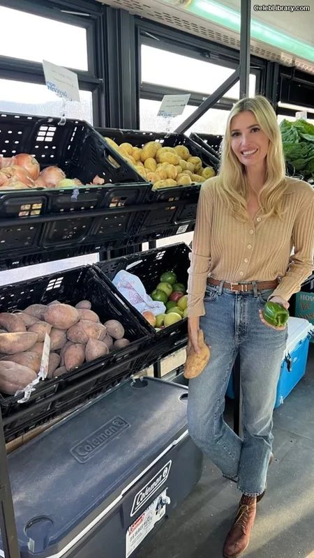 Ivanka Trump photo 4 of 681