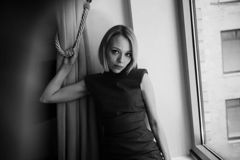 Ivanna Sakhno photo 19 of 111