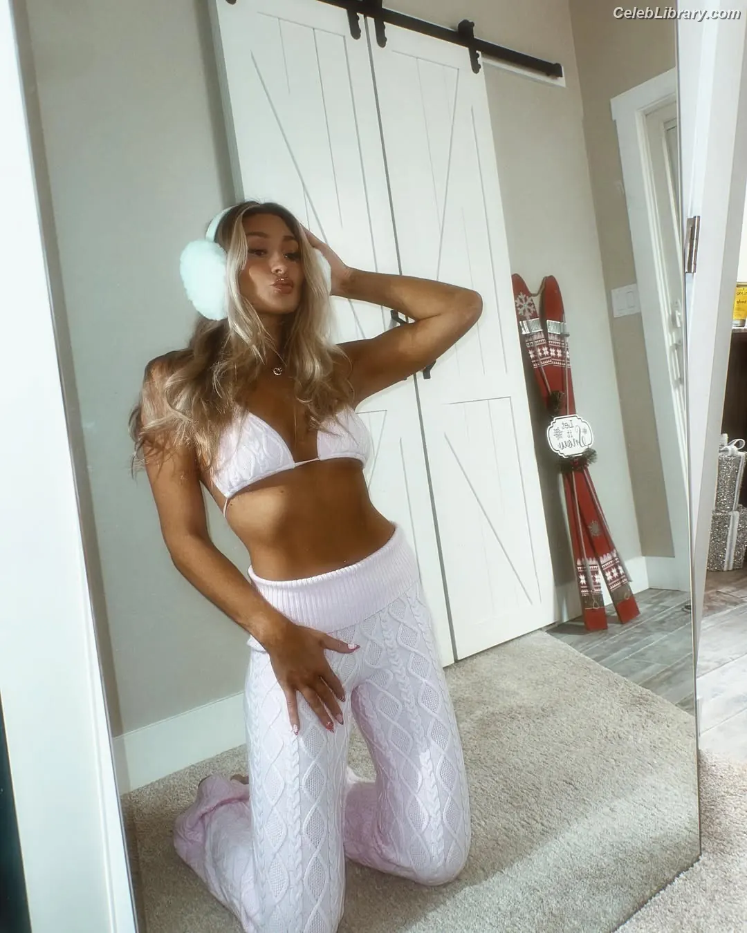 Izzi Dame photo 1 of 992