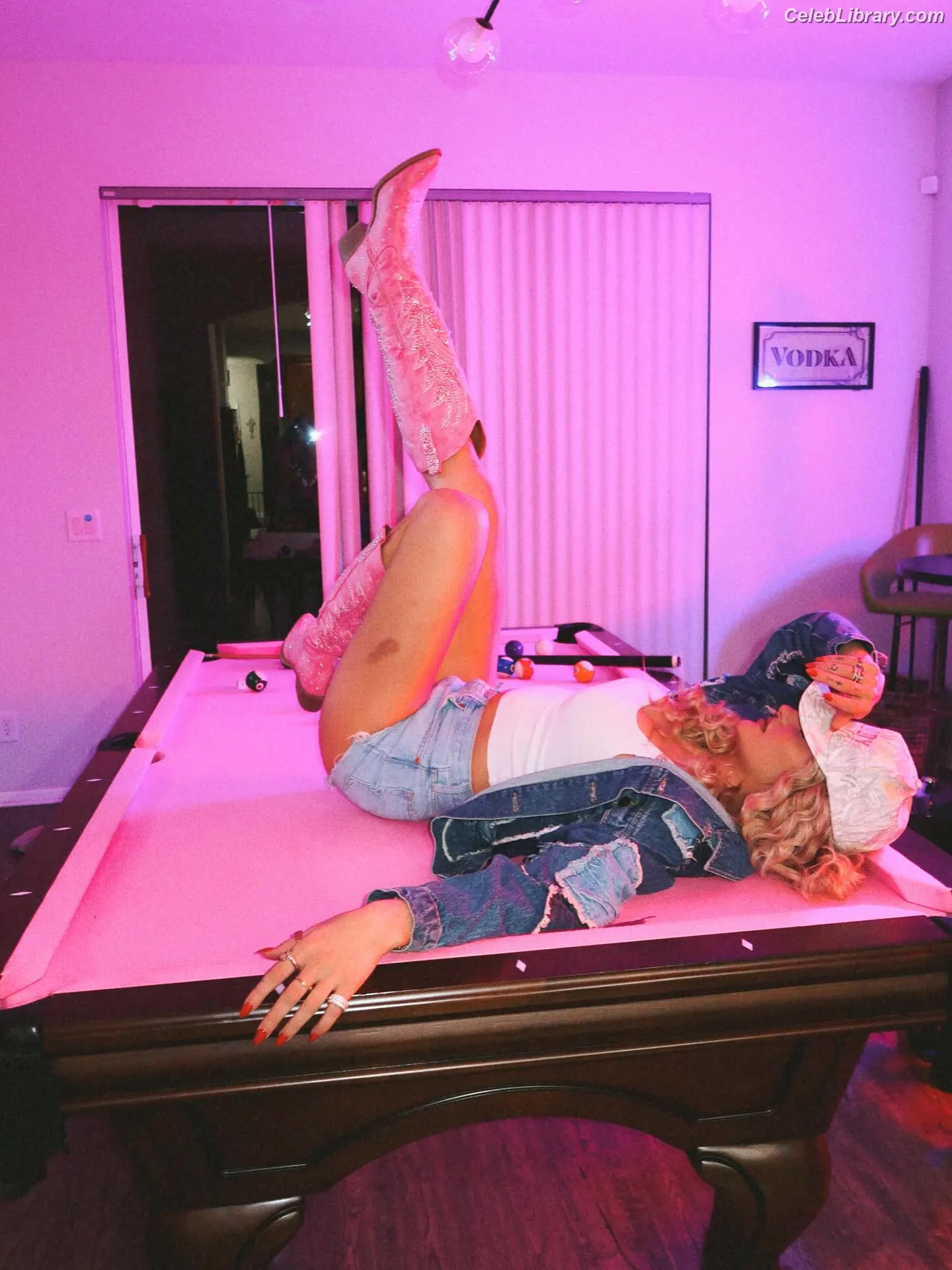 Izzi Dame photo 15 of 992