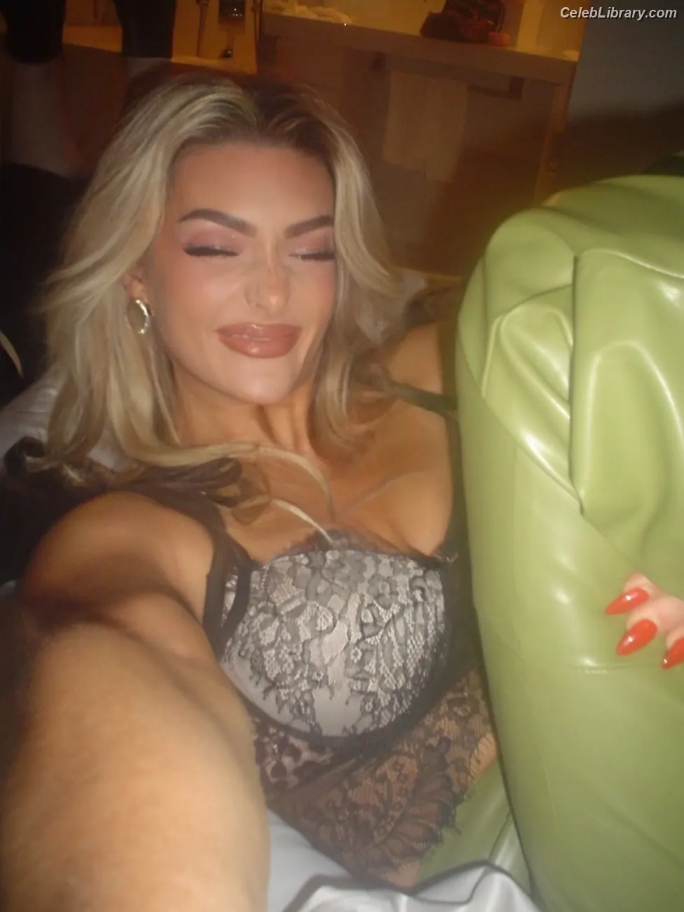 Izzi Dame photo 9 of 992