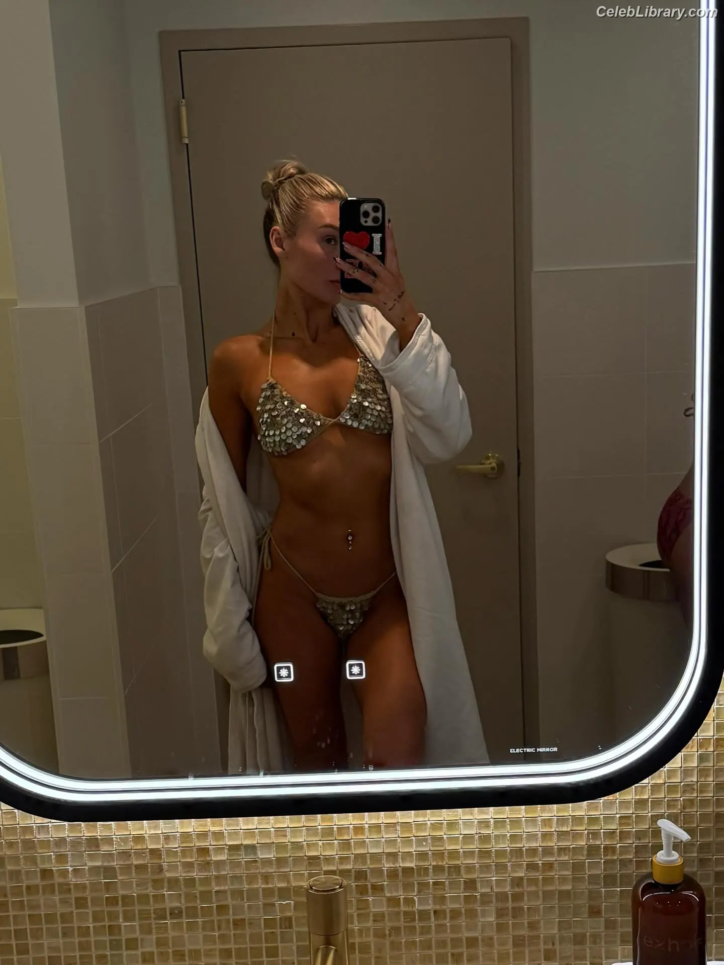 Izzi Dame photo 16 of 992