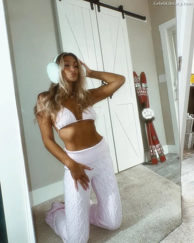 Izzi Dame photo 1 of 993
