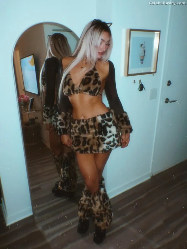 Izzi Dame photo 24 of 993
