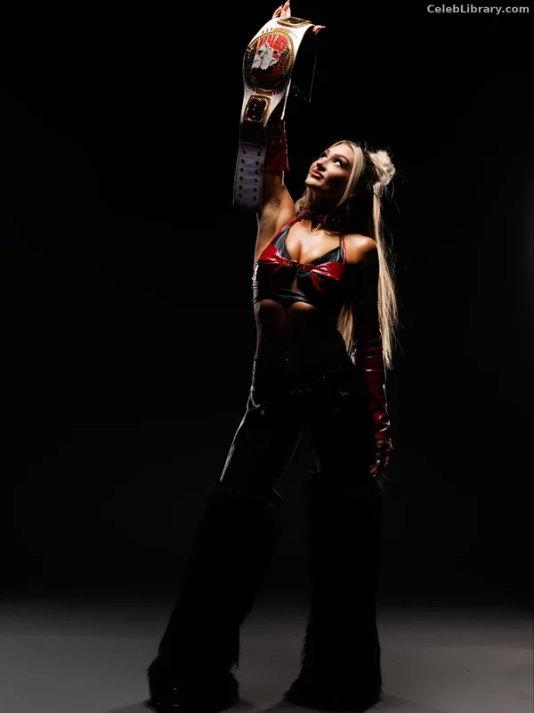 Izzi Dame photo 9 of 993