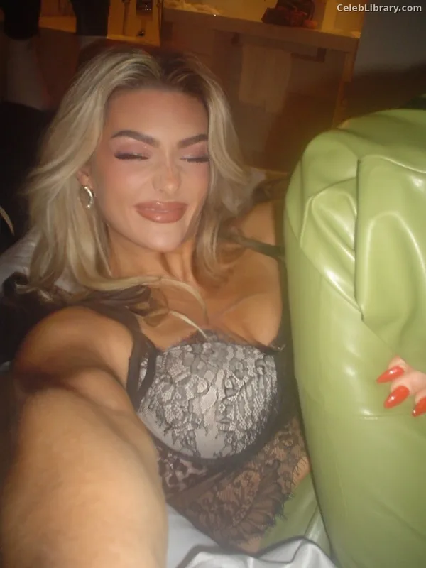 Izzi Dame photo 9 of 993