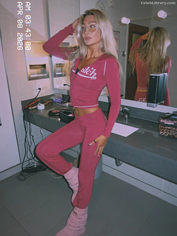 Izzi Dame photo 9 of 993