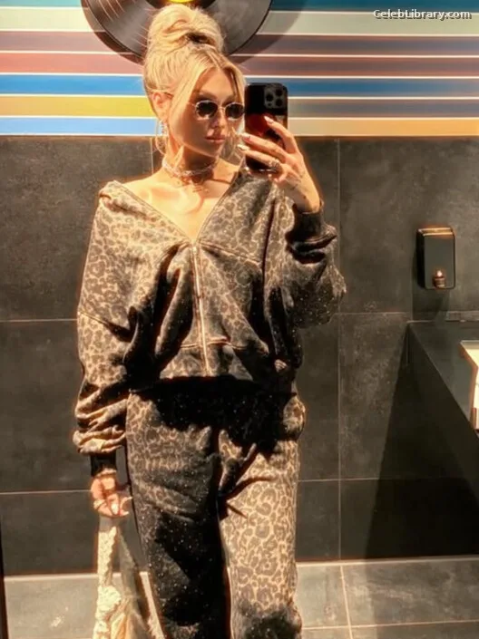 Izzi Dame photo 19 of 993