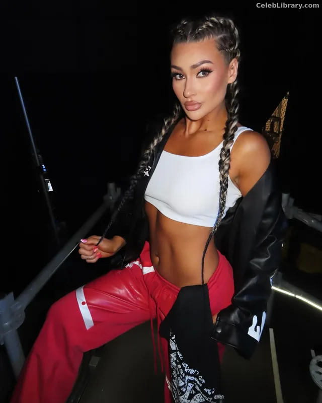 Izzi Dame photo 14 of 993