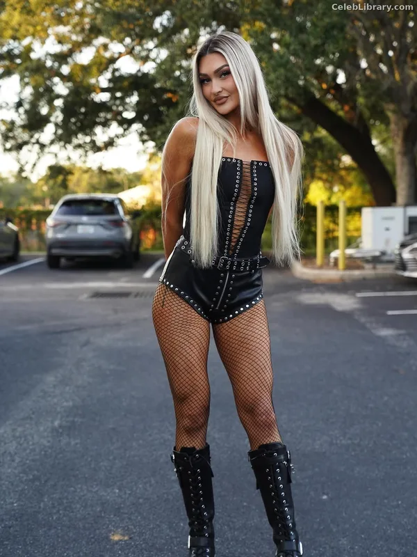 Izzi Dame photo 16 of 993
