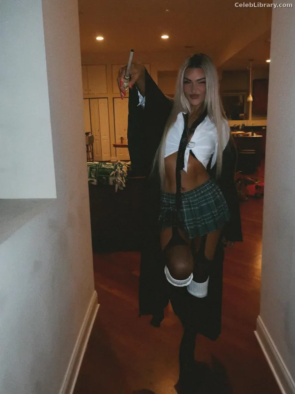 Izzi Dame photo 23 of 993