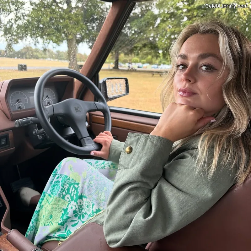 Izzy Hammond photo 20 of 41