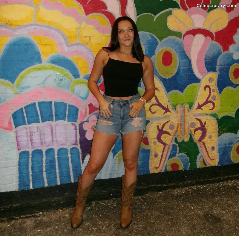 Izzy Moreno photo 16 of 633