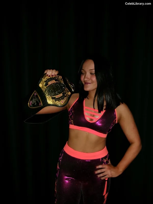Izzy Moreno photo 1 of 633