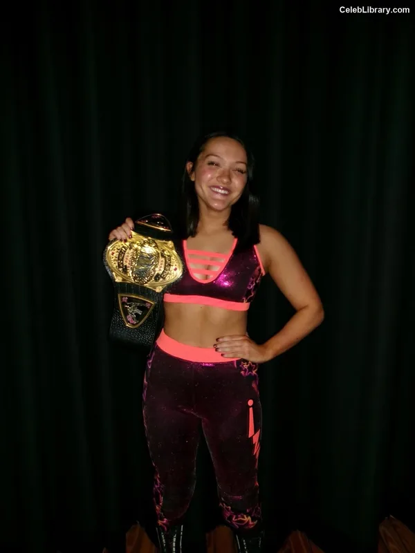 Izzy Moreno photo 2 of 633