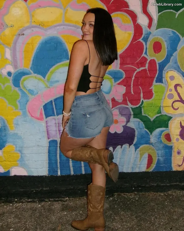 Izzy Moreno photo 5 of 633
