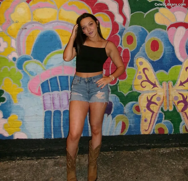 Izzy Moreno photo 17 of 633