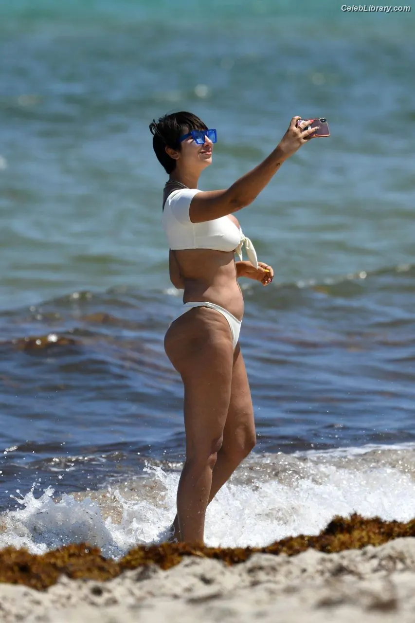 Jackie Cruz photo 8 of 118