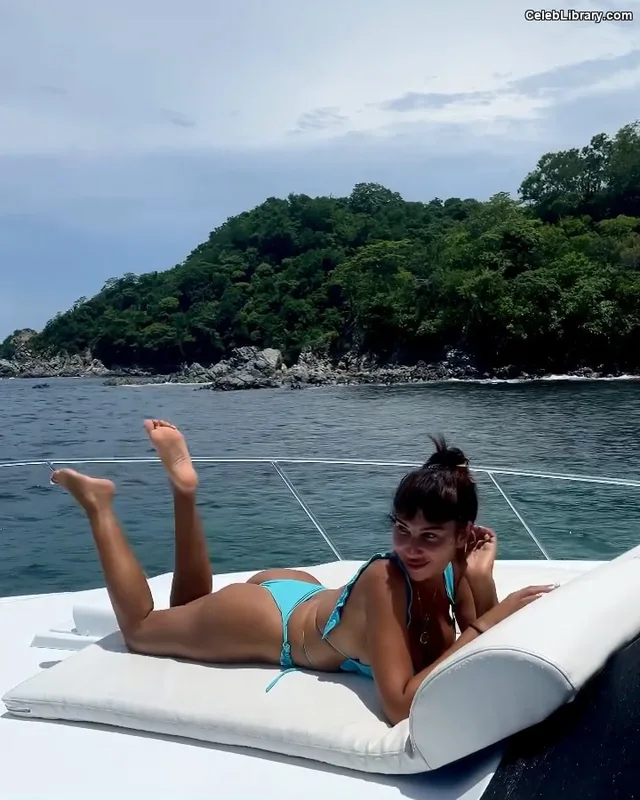 Jackie Cruz photo 6 of 119