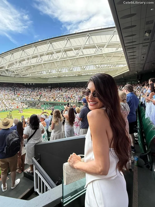 Jacqueline Fernandez photo 16 of 102