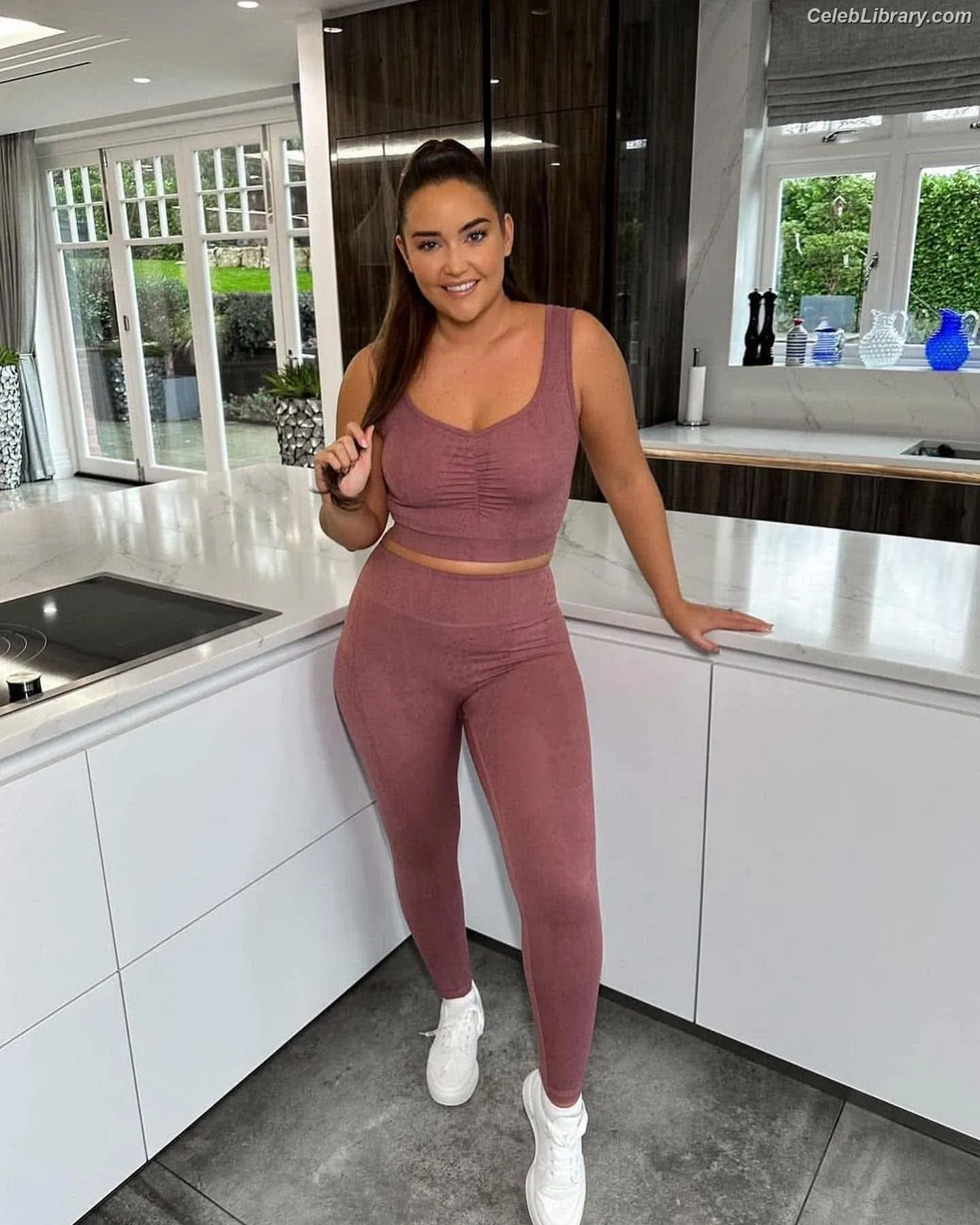 Jacqueline Jossa photo 19 of 528