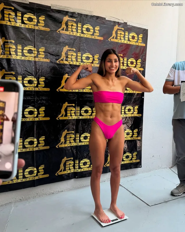 Jadalie Medeiros photo 11 of 90
