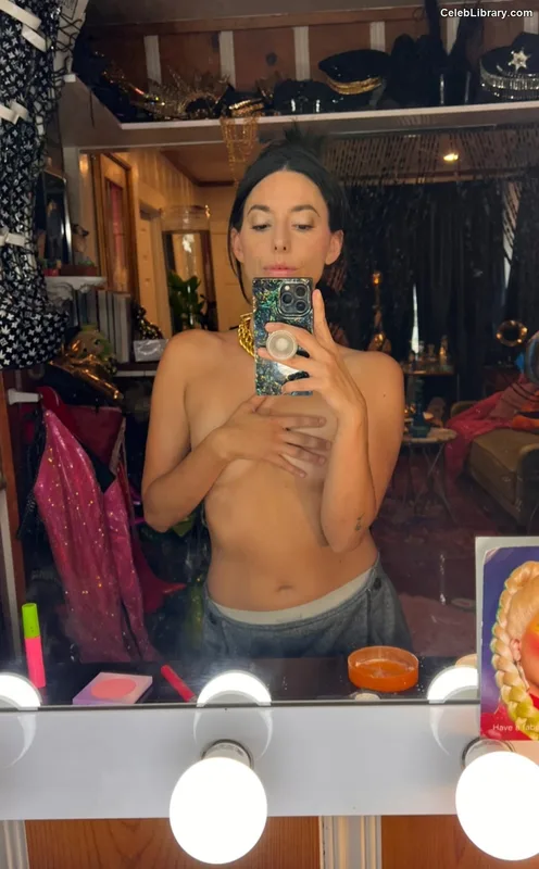 Jade Catta-Preta photo 2 of 81