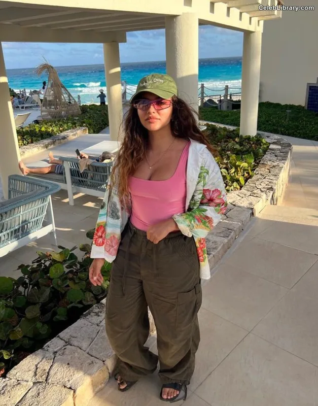 Jade Thirlwall photo 15 of 476
