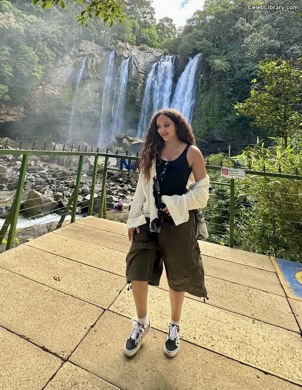 Jade Thirlwall photo 6 of 476