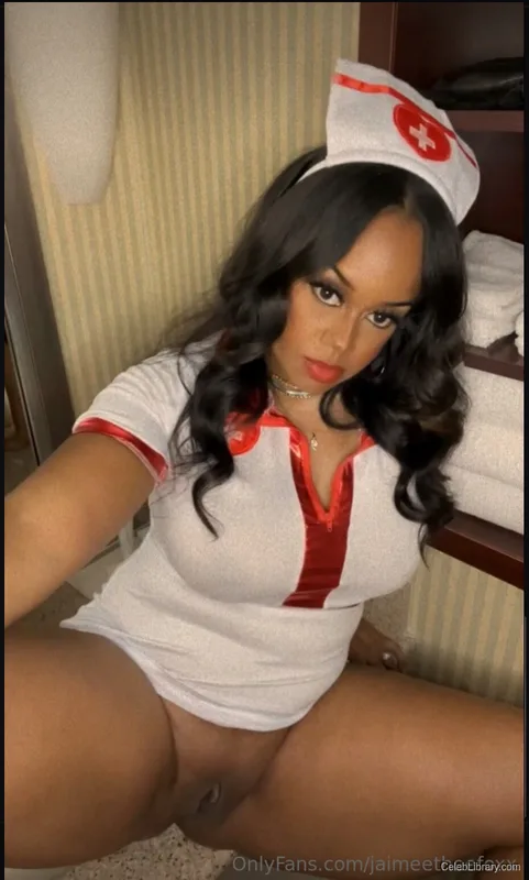 Jaimee Foxworth photo 3 of 32