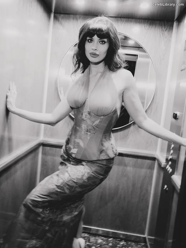 Jameela Jamil photo 12 of 283