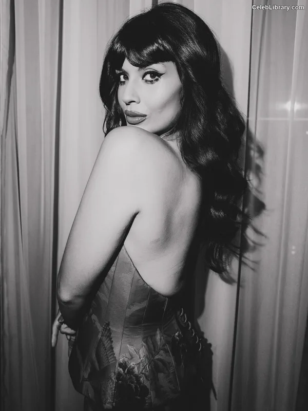 Jameela Jamil photo 15 of 283