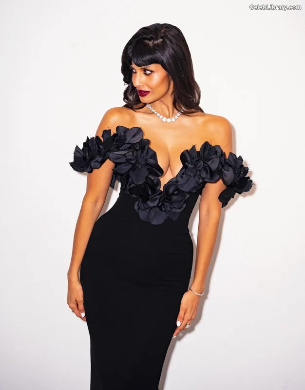Jameela Jamil photo 19 of 283