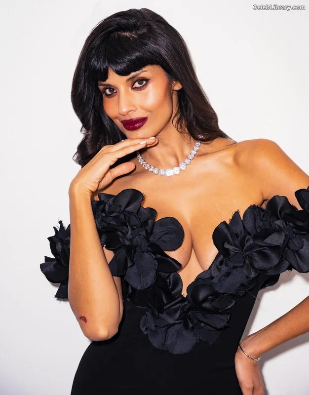 Jameela Jamil photo 20 of 283