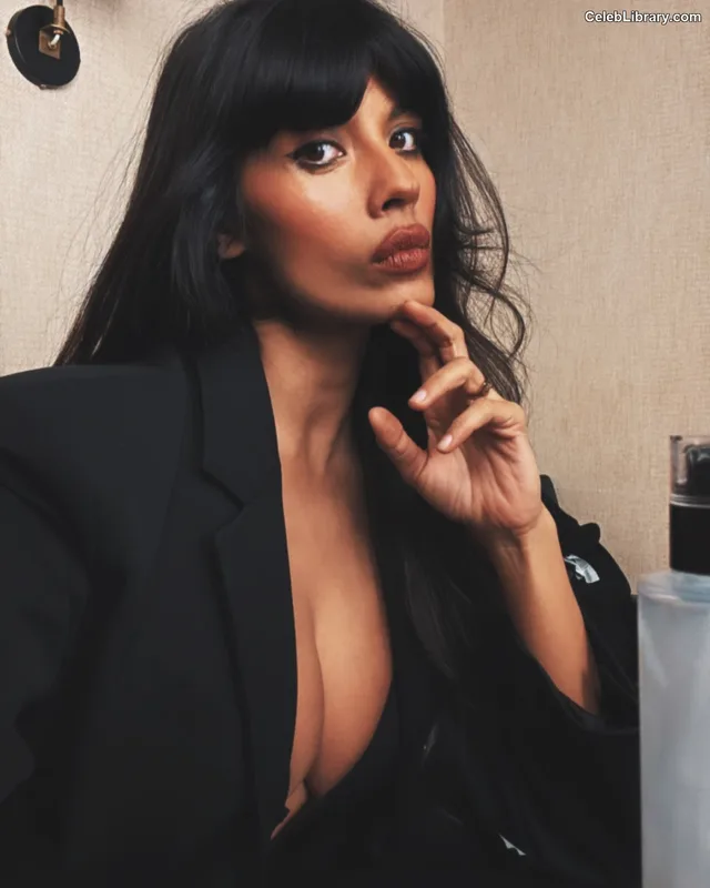 Jameela Jamil photo 9 of 283