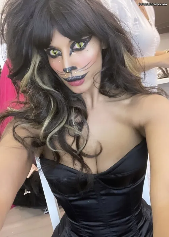 Jameela Jamil photo 15 of 283