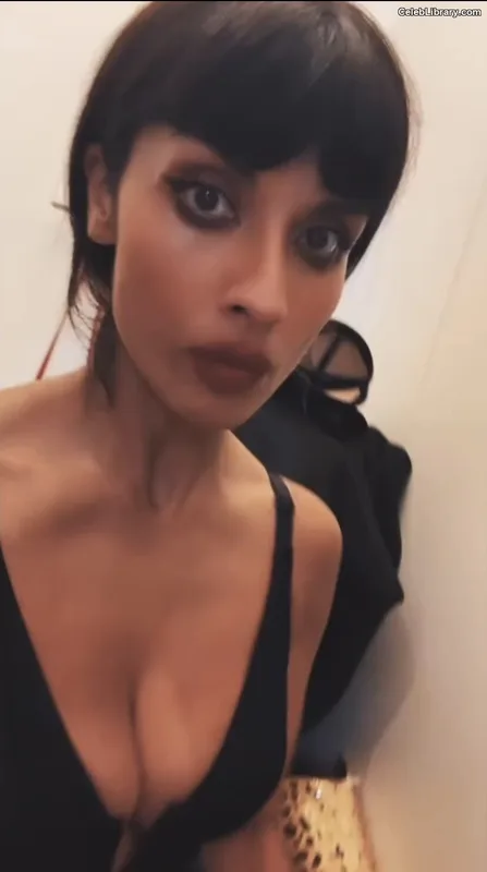 Jameela Jamil photo 22 of 283