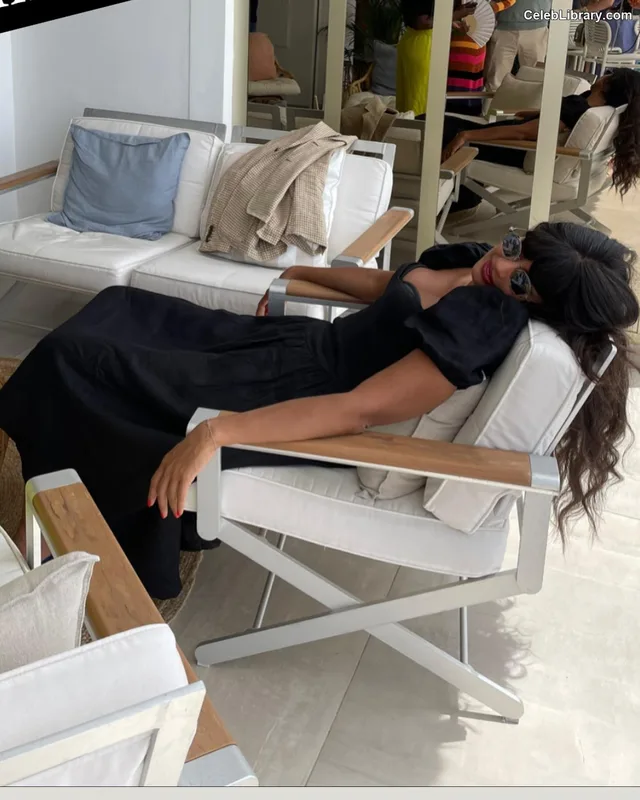 Jameela Jamil photo 19 of 283