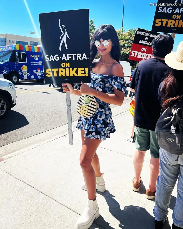 Jameela Jamil photo 10 of 283