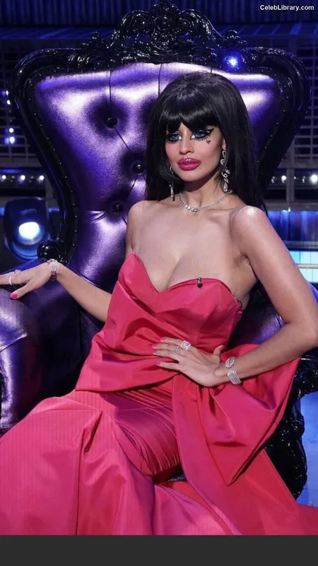 Jameela Jamil photo 5 of 283