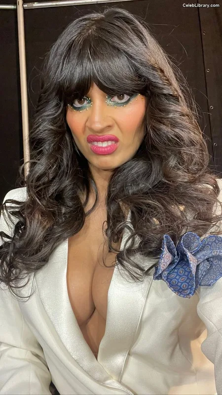 Jameela Jamil photo 9 of 283