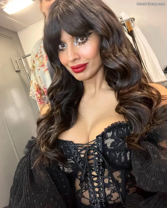 Jameela Jamil photo 11 of 283
