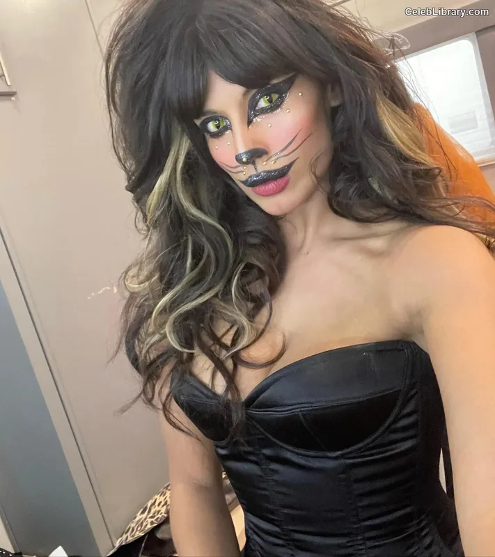 Jameela Jamil photo 14 of 283