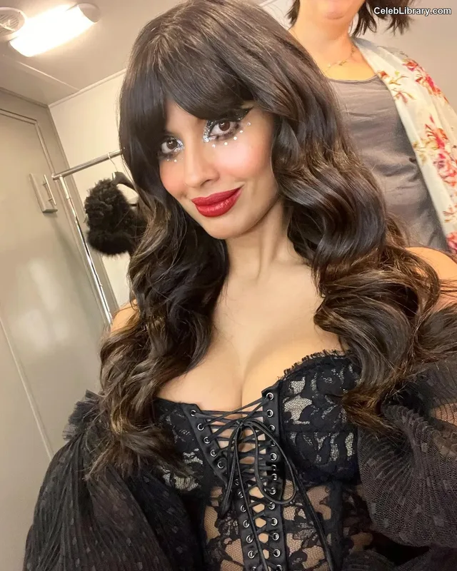 Jameela Jamil photo 9 of 283