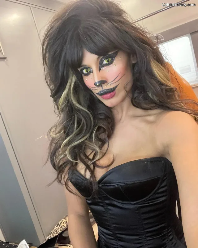 Jameela Jamil photo 11 of 283
