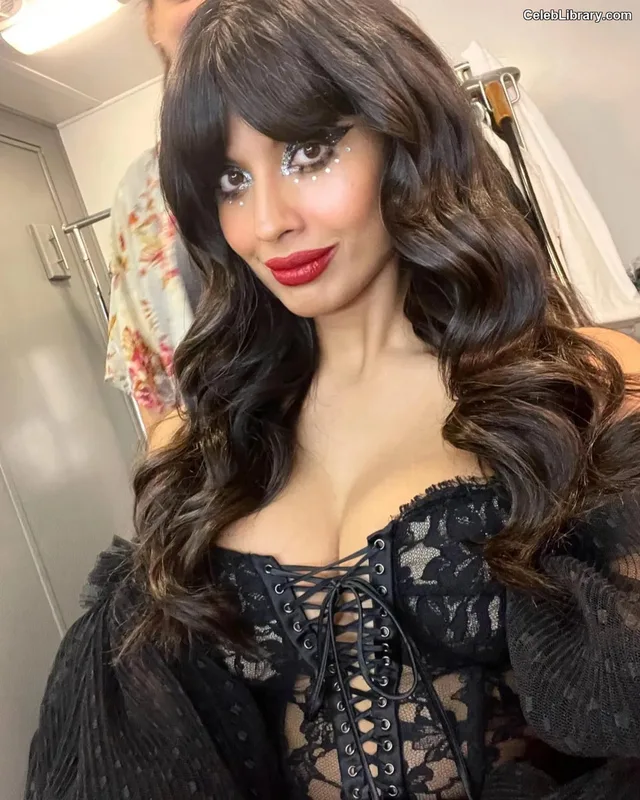 Jameela Jamil photo 12 of 283