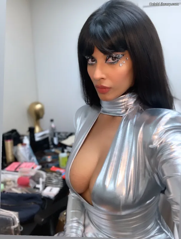 Jameela Jamil photo 22 of 283