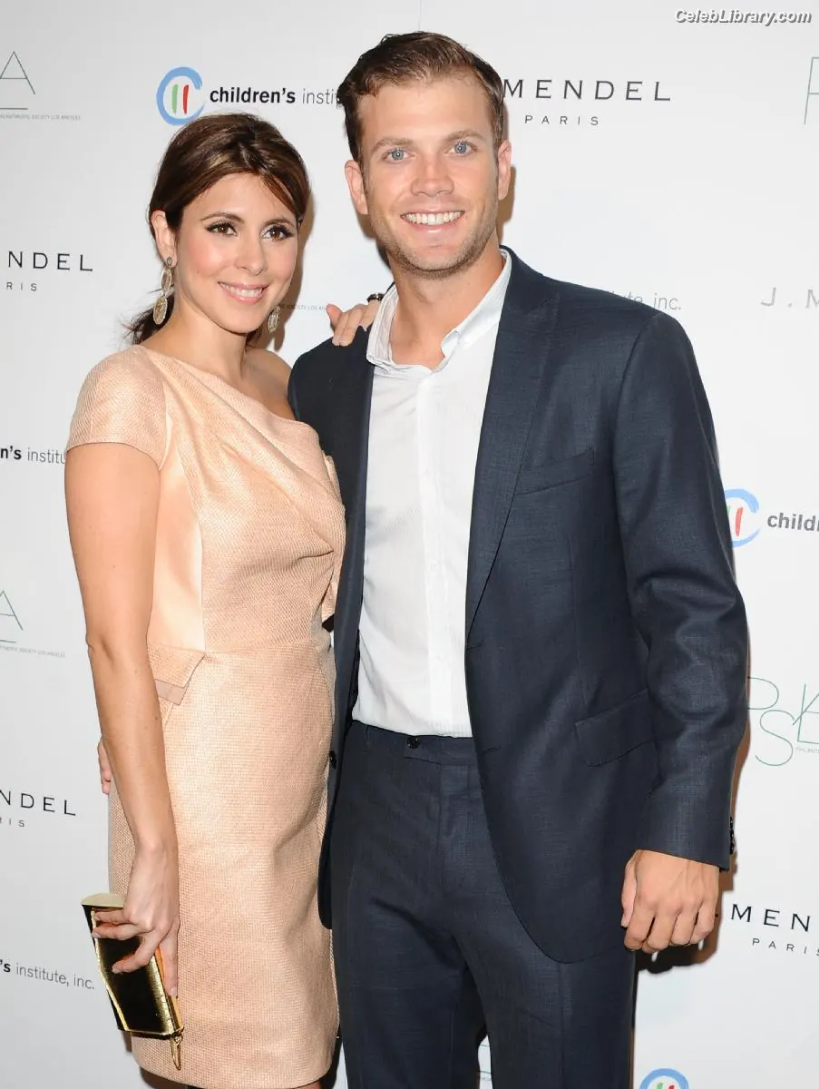 Jamie-Lynn Sigler photo 6 of 156