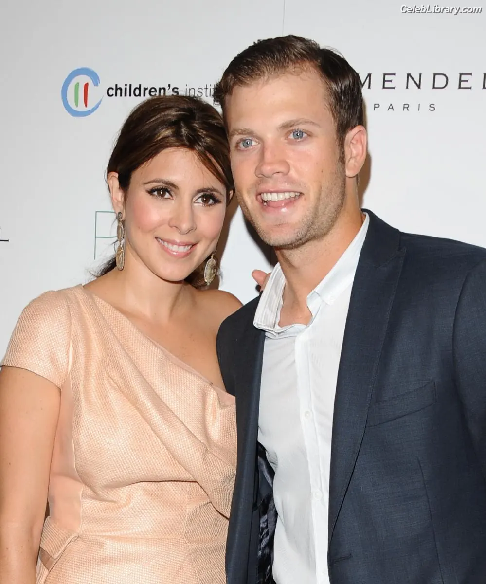 Jamie-Lynn Sigler photo 17 of 156