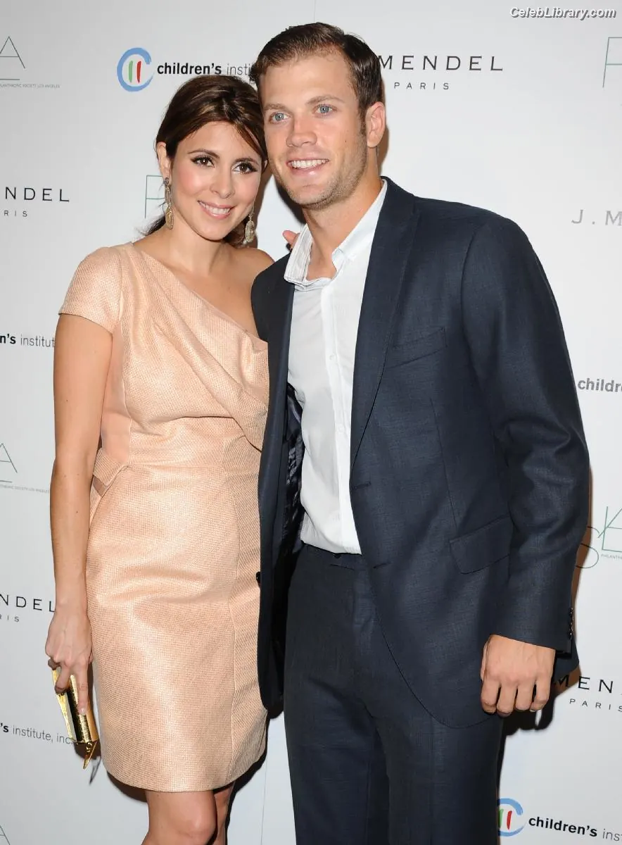 Jamie-Lynn Sigler photo 7 of 156